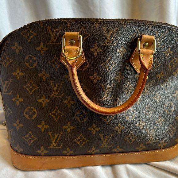 Louis vuitton Alma purse monogram. Beautiful, great condition inside and out. - Picture 7 of 11